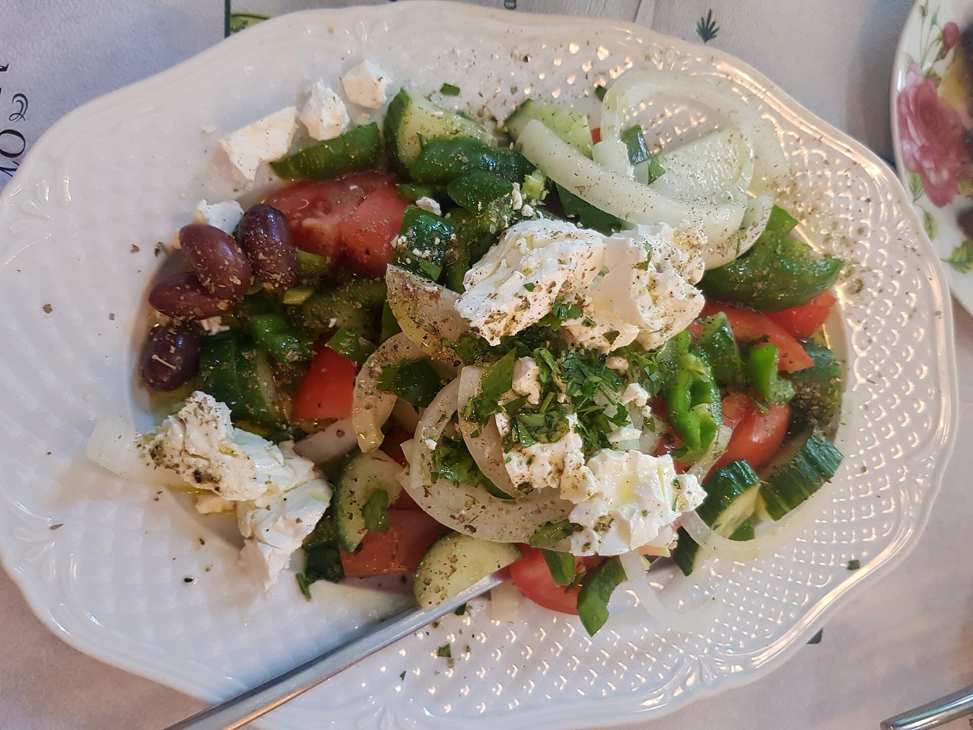 Grekisk sallad från Thessaloniki med olivolja, tomat, gurka och feta – norra Greklands vardagsbord